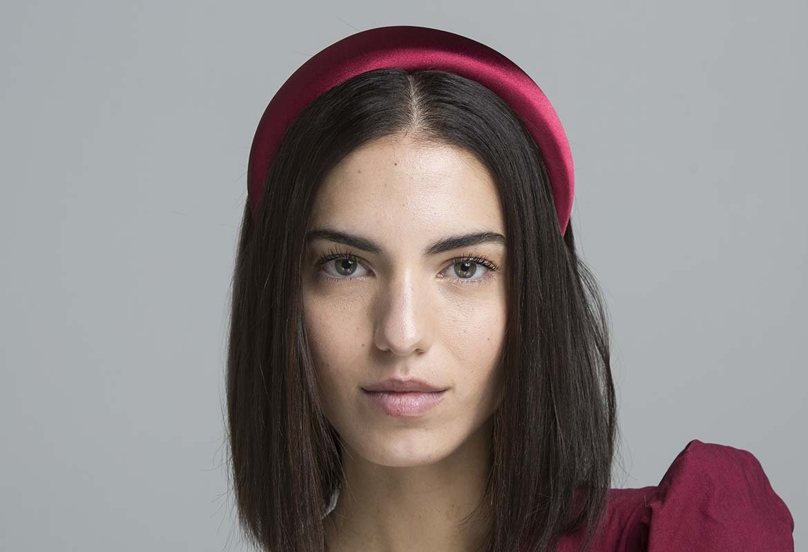 Añade un poco de Aceite Extraordinario Universal de L’Oréal Paris después de alisar tu cabello para que tu peinado con diadema quede definido y suave.